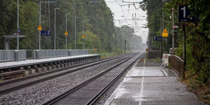 Blick auf die Bahngleise am Bahnhof in Voerde. Bahnhof