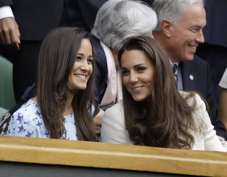 Kate Middleton und Pippa Middleton feuern Roger Federer an.