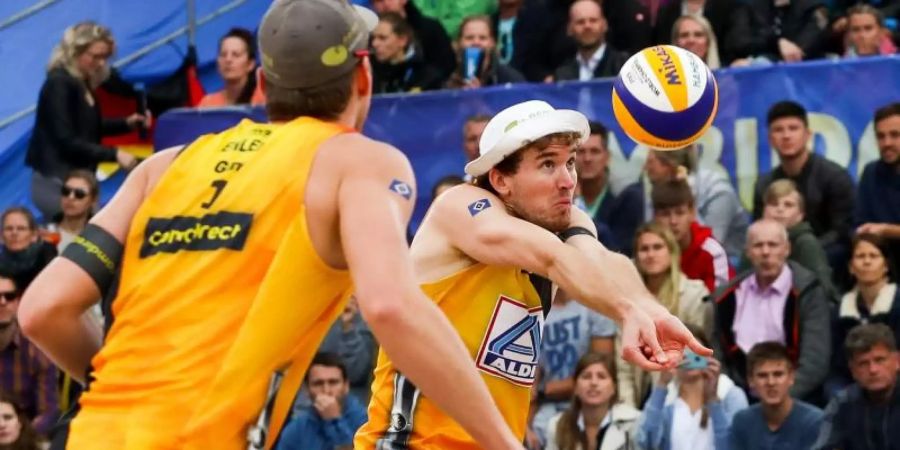 Die Beachvolleyballer Nils Ehlers (l) und Lars Flüggen haben in Tokio den zweiten Platz belegt. Foto: Christian Charisius