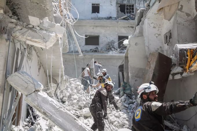 Mitglieder des syrischen Zivilschutzes (Weisshelme), suchen nach Verletzen oder Opfern nach einem Luftangriff in getroffenen Gebäuden. Luftangriff in Syrien