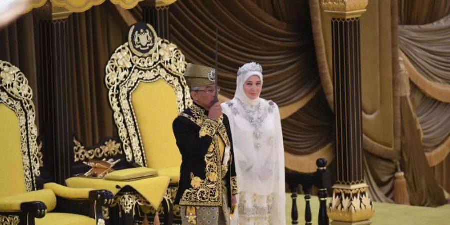 König Abdullah und Tunku Azizah bei der offiziellen Amtseinführung im Nationalpalast. Foto: BERNAMA