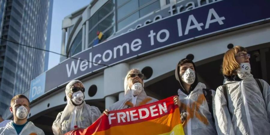 Aktivisten von "Sand im Getriebe" blockieren den Haupteingang der IAA. Foto: Lennart Stock