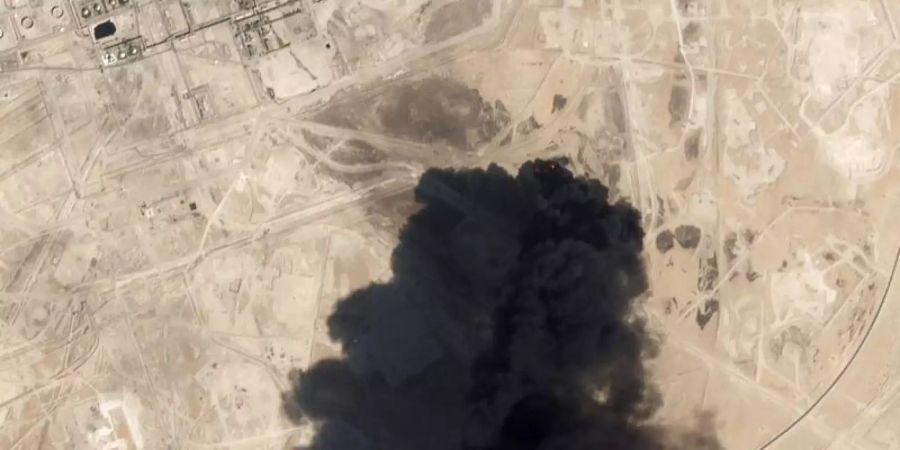 Ein Satellitenbild zeigt aus der attackierten Raffinerie aufsteigenden schwarzen Rauch. Foto: Uncredited/Planet Labs Inc/AP