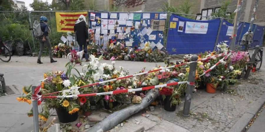 Am Unfallort liegen Blumen zum Gedenken an die vier Toten. Foto: Jörg Carstensen