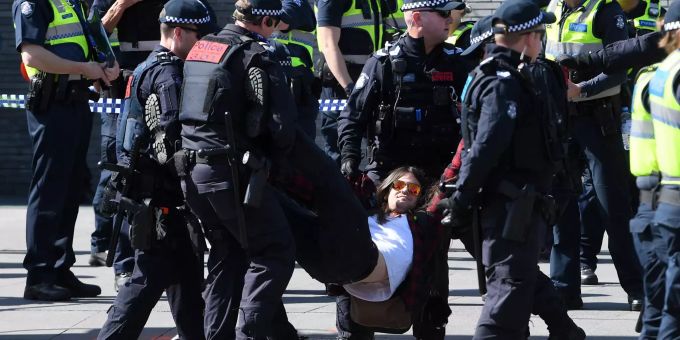 Ein Aktivist von Extinction Rebellion bei einer Demonstration in Melbourne (Australien) (Archivbild) Extinction Rebellion activists Melbourne