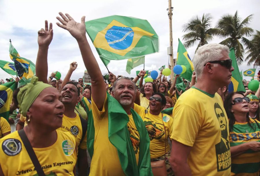 Anhänger des brasilianischen Präsidenten Jair Bolsonaro nehmen am Strand von Copacabana an einer Pro-Regierungs-Demonstration teil.