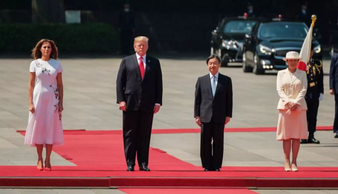 Melania und Donald Trump stehen heute Montag neben dem Kaiser und der Kaiserin Japans, Nauruhito und Masako (von links nach rechts). Donald Trump