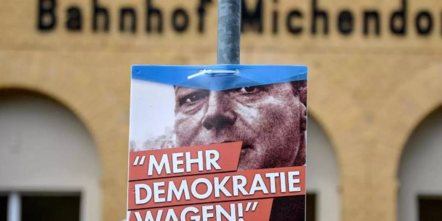 Ein AfD-Plakat mit dem Konterfei Willy Brandts hängt am Bahnhof von Michendorf in Brandenburg. Foto: Britta Pedersen