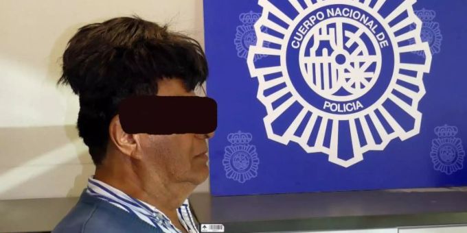 «Bad-Hair-Day»: So versuchte der Drogenkurier, die Sicherheitskontrolle auf dem Flughafen von Barcelona zu passieren. Foto: Spanische Nationalpolizei «Bad-Hair-Day»: So versuchte der Drogenkurier, die Sicherheitskontrolle auf dem Flughafen von Barcelona zu passieren. Foto: Spanische Nationalpolizei