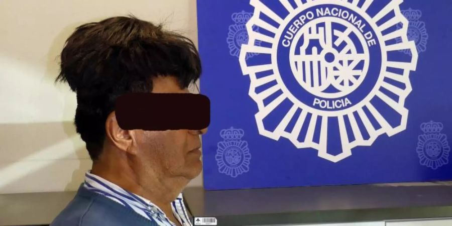 «Bad-Hair-Day»: So versuchte der Drogenkurier, die Sicherheitskontrolle auf dem Flughafen von Barcelona zu passieren. Foto: Spanische Nationalpolizei