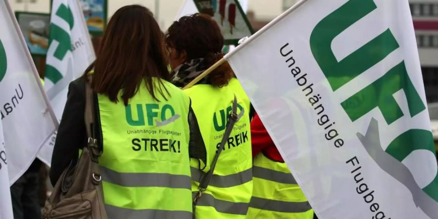 Flugbegleiter mit Fahnen der Gewerkschaft Ufo bei einer Kundgebung. Die Wahl des aktuellen Ufo-Vorstandes ist gerichtlich für «schwebend ungültig» erklärt worden. Foto: Oliver Berg