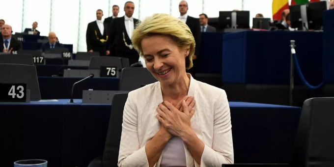 Sichtlich erleichtert: Ursula von der Leyen ist die gewählte EU-Kommissionspräsidentin. Nur neun Stimmen verhalfen ihr zur Wahl. European Parliament in Strasbourg