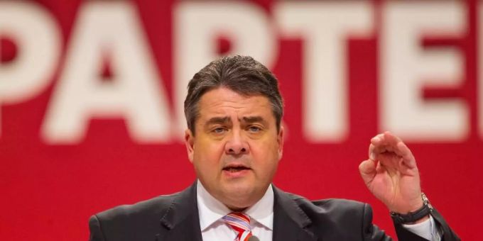 Sigmar Gabriel stellt sich hinter das Kandidatenduo Boris Pistorius und Petra Köpping. Foto: Michael Hanschke Sigmar Gabriel stellt sich hinter das Kandidatenduo Boris Pistorius und Petra Köpping. Foto: Michael Hanschke