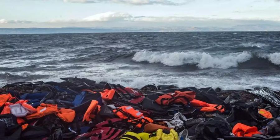 Angeschwemmte Rettungswesten und Reste von Schlauchbooten. Immer wieder kommt es im Mittelmeer zu Flüchtlingstragödien. Foto: Filip Singer