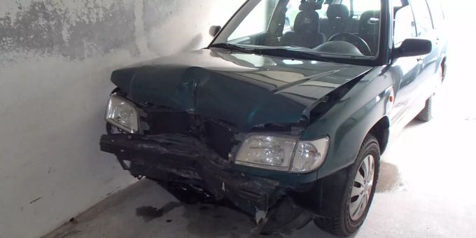 Eine 64-jährige Automobilistin kollidierte mit einer Mauer. Eine 64-jährige Automobilistin kollidierte mit einer Mauer.