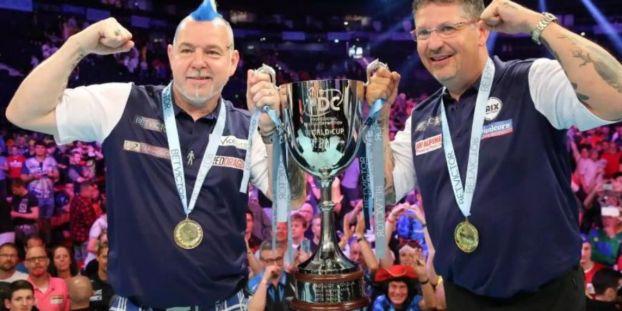 Das Gewinnerteam Peter Wright (l) und Gary Anderson. Foto: Bodo Marks