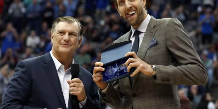 Dirk Nowitzki (r) steht 2018 neben Mike Rawlings, Bürgermeister von Dallas, und hält den Schlüssel zur Stadt Dallas. Foto: Michael Ainsworth/AP