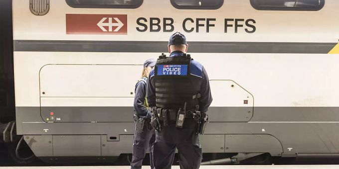 Die Polizei will einen 22-Jährigen ermittelt haben, der für den Brand am Intercity-Zug verantwortlich sein soll. (Symbolbild) sbb polizei