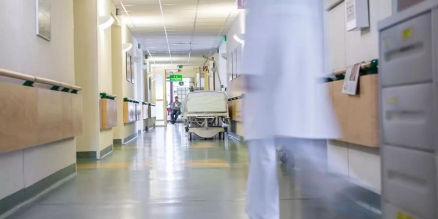 Viele Deutsche haben Angst vor dem Krankenhaus. Das ergab eine Befragung der «Kaufmännischen Krankenkasse». Foto: Wolfram Kastl/dpa
