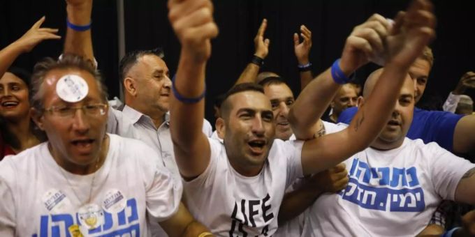 Anhänger der Likud-Partei bejubeln die Prognosen. Bei der Parlamentswahl in Israel zeichnet sich allerdings ein knappes Rennen zwischen Netanjahu und seinem Herausforderer Gantz ab. Foto: Ariel Schalit/AP Anhänger der Likud-Partei bejubeln die Prognosen. Bei der Parlamentswahl in Israel zeichnet sich allerdings ein knappes Rennen zwischen Netanjahu und seinem Herausforderer Gantz ab. Foto: Ariel Schalit/AP
