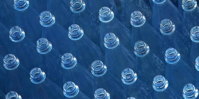 Leere PET-Mehrwegflaschen für Mineralwasser stehen auf einem Transportband einer Abfüllanlage. Foto: Ina Fassbender Leere PET-Mehrwegflaschen für Mineralwasser stehen auf einem Transportband einer Abfüllanlage. Foto: Ina Fassbender
