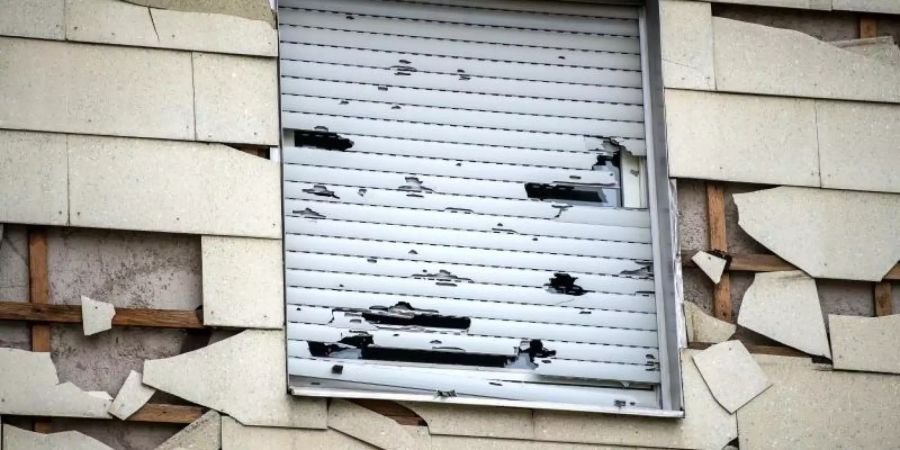 In mehreren Orten im Grossraum München wurden durch den Hagel Fassaden und Fenster zerstört. Foto: Sina Schuldt