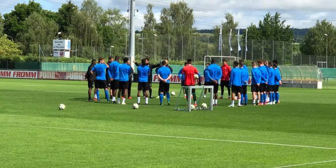 Uli Forte hält die erste Ansprache an die Spieler von GC beim heutigen Trainingsstart. GC