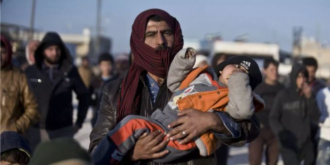 Syrische Flüchtlinge an der türkischen Grenze: Amnesyt International wirft der Türkei die illegale Abschiebung von Flüchtlingen vor. syrische flüchtlinge Amnesty International
