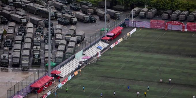 Neben dem Shenzhen Bay Stadion in der an Hongkong grenzenden chinesischen Stadt Shenzhen stehen gepanzerte Fahrzeuge und Truppentransporter. Proteste in Hongkong