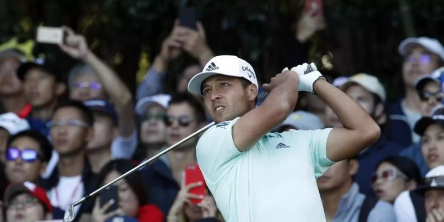 Schlägt beim Golf-Turnier in Winsen an der Luhe ab: US-Star Xander Schauffele. Foto: Ng Han Guan/AP
