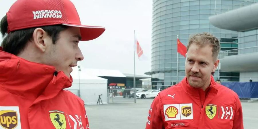 Sebastian Vettel (r) und Charles Leclerc wollen in Monza einen Ferrari-Sieg einfahren. Foto: Andy Wong/AP