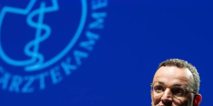 Gesundheitsminister Spahn spricht zu Beginn des 122. Deutschen Ärztetages in Münster. Der CDU-Politiker hat die Ärzte aufgefordert, bei einer schnelleren Einführung digitaler Angebote für Patienten mitzuziehen. Foto: Guido Kirchner Gesundheitsminister Spahn spricht zu Beginn des 122. Deutschen Ärztetages in Münster. Der CDU-Politiker hat die Ärzte aufgefordert, bei einer schnelleren Einführung digitaler Angebote für Patienten mitzuziehen. Foto: Guido Kirchner