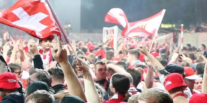 Die Fans von Union stürmten nach dem Aufstieg den Platz und feierten friedlich. Foto: Andreas Gora Die Fans von Union stürmten nach dem Aufstieg den Platz und feierten friedlich. Foto: Andreas Gora