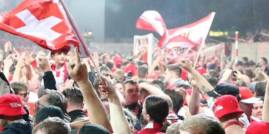 Die Fans von Union stürmten nach dem Aufstieg den Platz und feierten friedlich. Foto: Andreas Gora