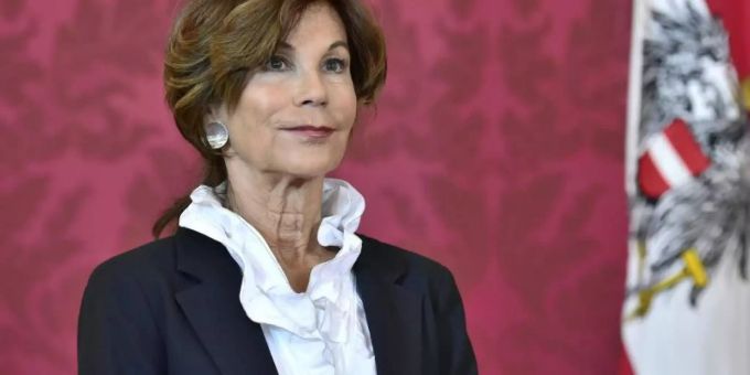 Brigitte Bierlein, Präsidentin des Verfassungsgerichtshofs, hört Bundespräsident Van Der Bellen zu, der sie zur neuen Kanzlerin erklärt. Foto: Hans Punz/APA Brigitte Bierlein, Präsidentin des Verfassungsgerichtshofs, hört Bundespräsident Van Der Bellen zu, der sie zur neuen Kanzlerin erklärt. Foto: Hans Punz/APA