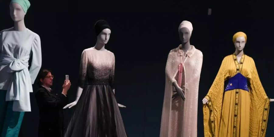 Haute-Couture-Exponate der Designer Pierpaolo Piccioli (l-r), Bill Gaytten, Karl Lagerfeld und Jean Paul Gaultier sind in der Ausstellung «Contemporary Muslim Fashions» im Frankfurter Museum Angewandte Kunst zu sehen. Foto: Arne Dedert
