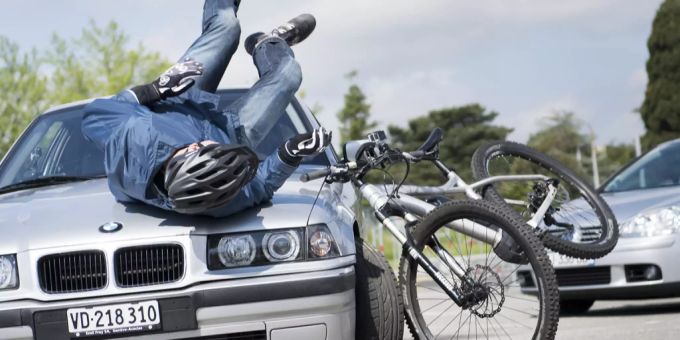 Ein Personenwagen und eine Radfahrerin waren in den Unfall involviert.