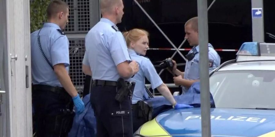 Polizisten sichern am Stadtbahnhof vin Iserlohn Beweise. Foto: Markus Klümper/visual inform