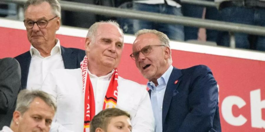 Bayern-Vorstand Karl-Heinz Rummenigge (r), hier im Gespräch mit Präsident Uli Hoeness, flog mit nach Barcelona. Foto: Matthias Balk