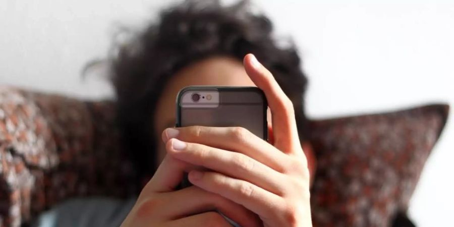 Laut dem «Digitalbarometer» gehen viele junge Menschen im Internet zu achtlos mit ihren Daten um. Nur etwa jeder Vierte der 16- bis 29-jährigen Befragten hält sich an Sicherheitsempfehlungen. Foto: Karl-Josef Hildenbrand/dpa