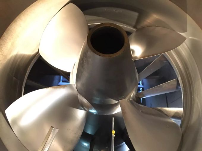 Eine trockengelegte Kaplanturbine in Ruppoldingen. Kaplanturbine