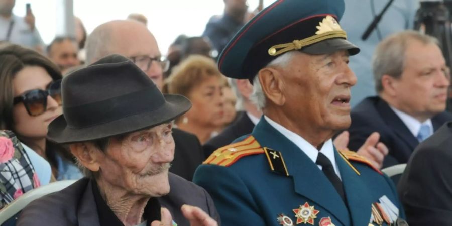 Holocaust-Überlebende gedenken in Auschwitz-Birkenau der ermordeten Sinti und Roma