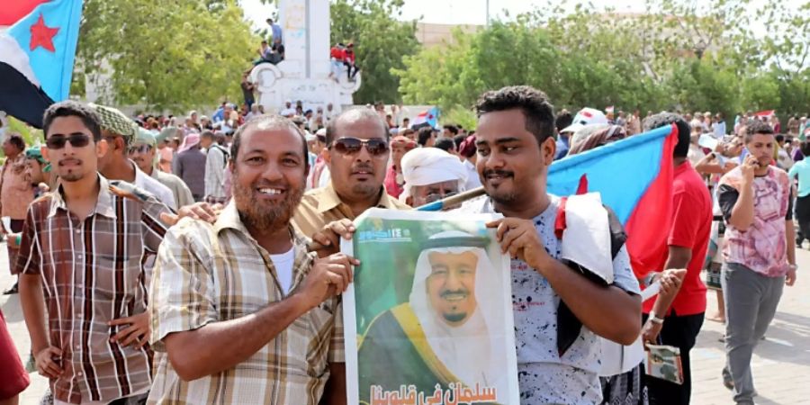 Männer in Aden mit einem Bild des saudiarabischen Königs