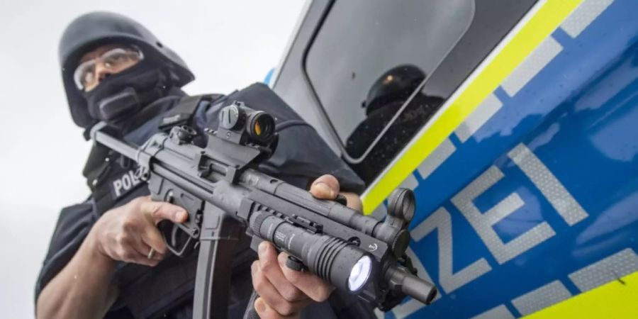 Polizist mit Maschinenpistole bei einer Vorführung
