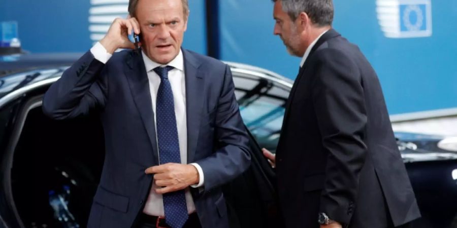 Tusk bei der Ankunft beim Gipfel