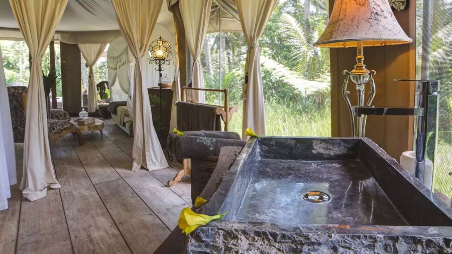 Das Sandat Glamping Tents Resort auf Bali bietet luxuriöse Safarizelte inmitten der Natur.