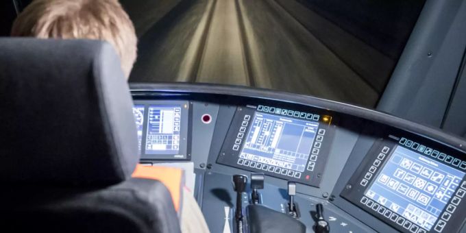 Ein Lokführer steuert einen Zug. Schweizerische Bundesbahnen