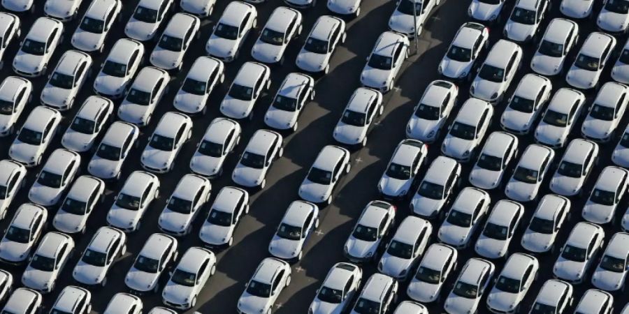 Neuwagen von Porsche auf Werksgelände in Leipzig