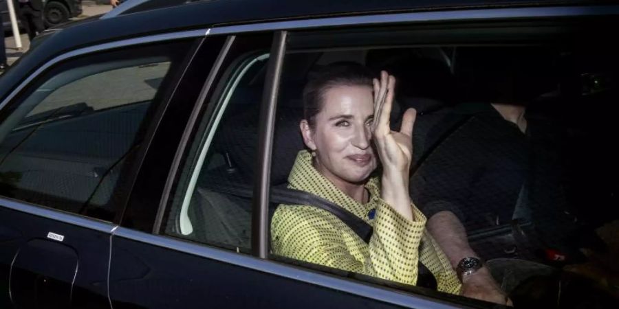 Mette Frederiksen winkt nach ihrer Stimmabgabe in Kopenhagen. Foto: Liselotte Sabroe/Ritzau Scanpix/AP