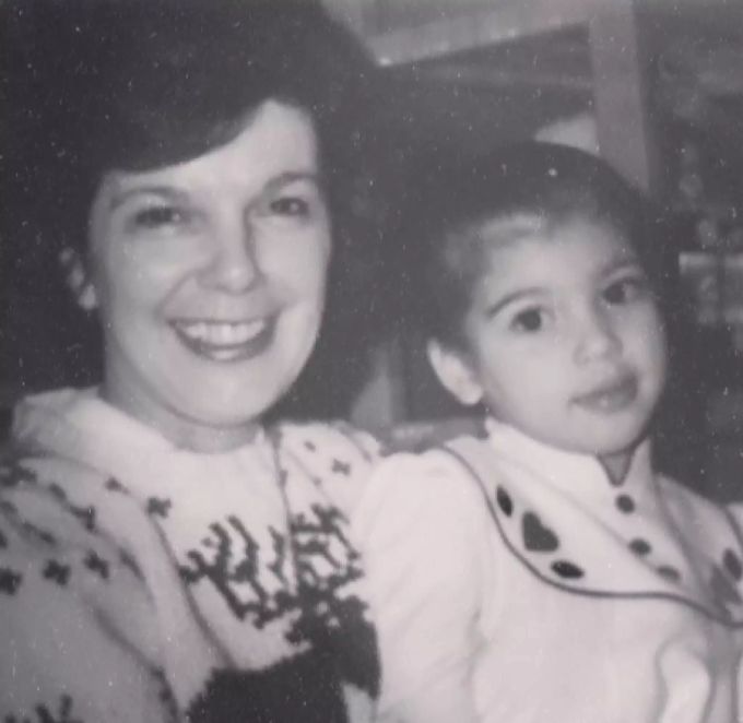 Kim Kardashian als kleines Mädchen mit ihrem Grosi Mary Jo «MJ» Campbell. Kim Kardashian